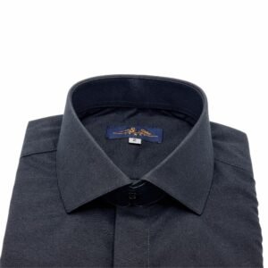 Gola italiana elegante em camisa social preta lisa