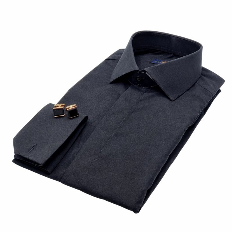 Camisa social preta italiana lisa dobrada em ângulo lateral