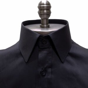 Gola clássica em camisa preta lisa masculina formal