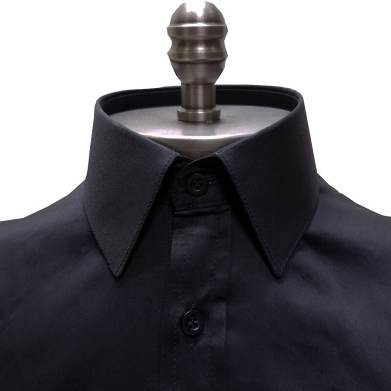 Gola clássica em camisa preta lisa masculina formal