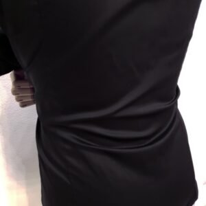 Camisa social preta lisa masculina vista traseira no manequim