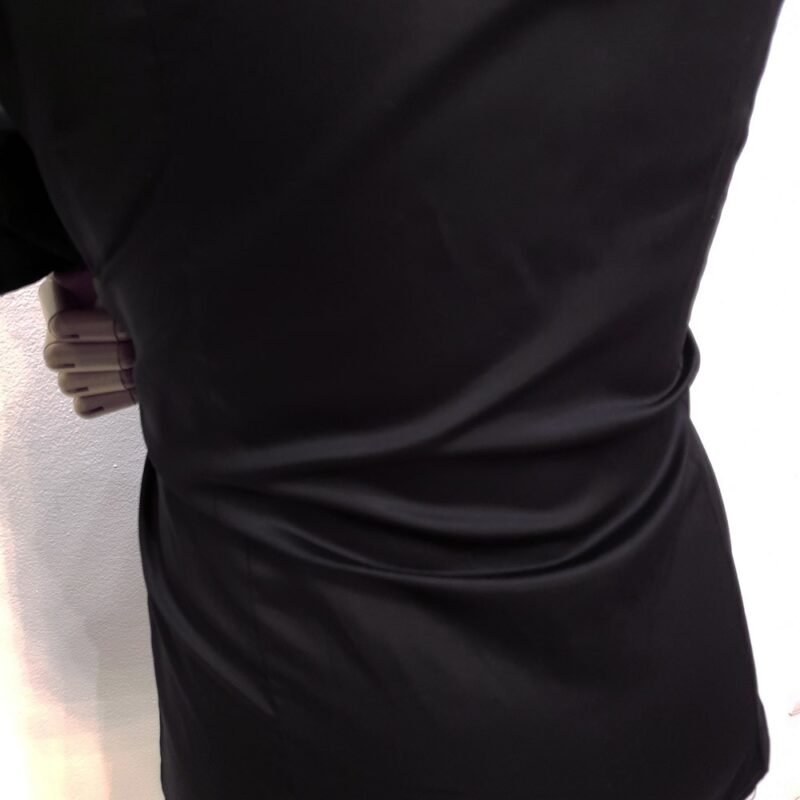 Camisa social preta lisa masculina vista traseira no manequim