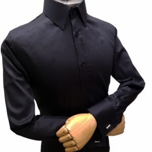 Punho duplo francesa em camisa preta lisa com abotoadura