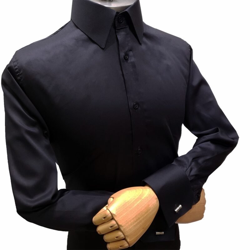 Punho duplo francesa em camisa preta lisa com abotoadura