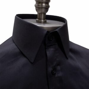 Detalhe lateral da gola estruturada em camisa preta social lisa