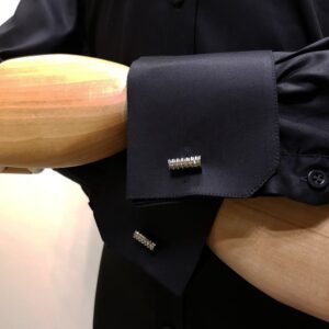 Camisa social preta lisa masculina com punho duplo vista lateral