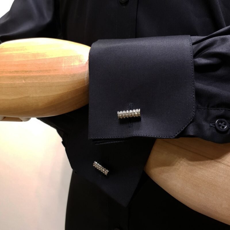Camisa social preta lisa masculina com punho duplo vista lateral