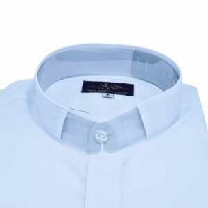 Detalhe da gola padre em camisa social branca lisa