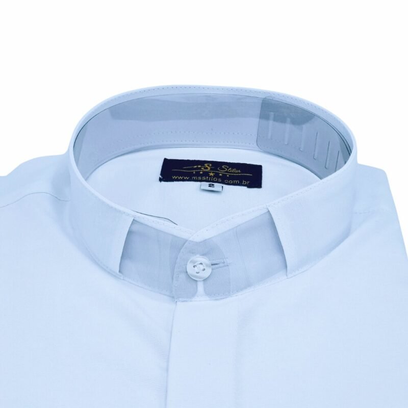 Detalhe da gola padre em camisa social branca lisa