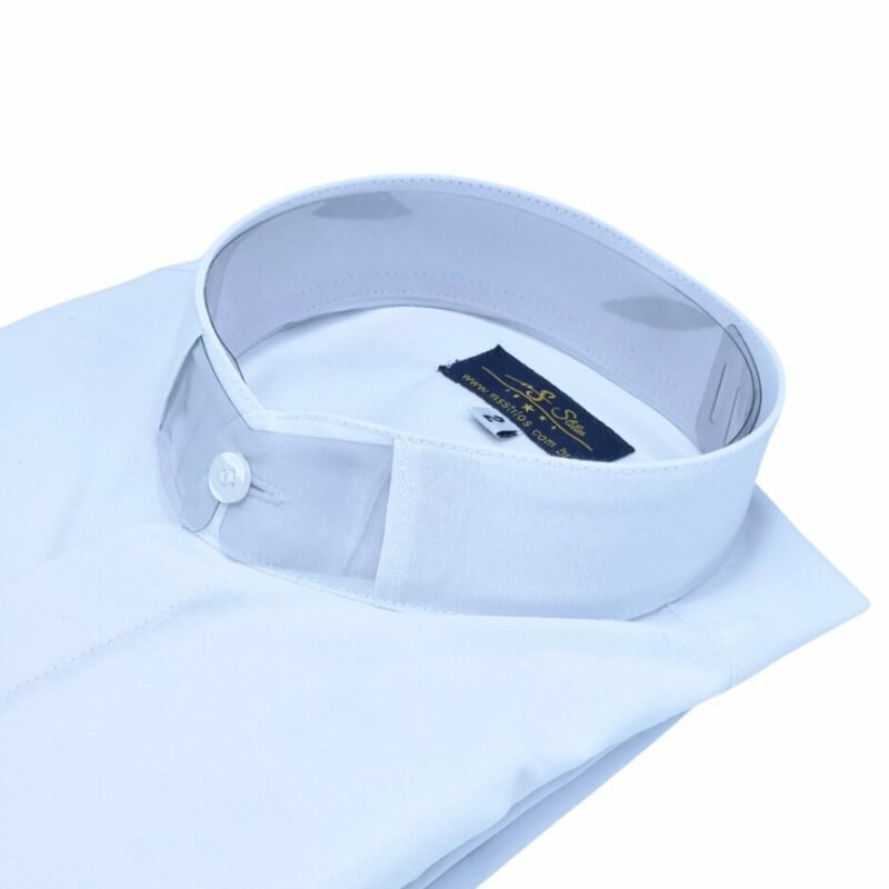 Gola padre estruturada em camisa branca com vista coberta