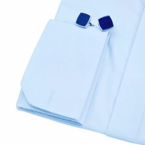 Detalhe do punho duplo em camisa branca gola padre