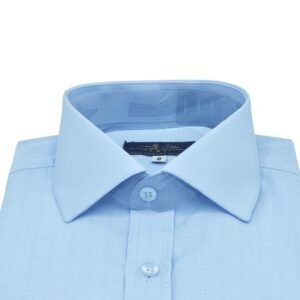 Detalhe do colarinho italiano em camisa azul clara listrada discreta
