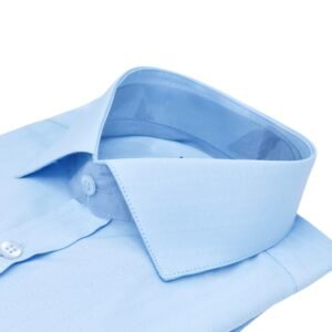 Colarinho italiano em camisa azul clara com listra discreta maquinetada