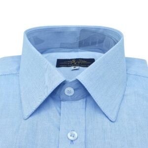 Detalhe do colarinho estruturado em camisa social azul lisa