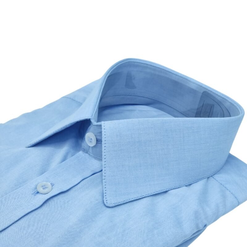 Colarinho francês em camisa azul lisa de tecido nobre