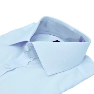 Colarinho italiano estruturado em camisa branca com textura maquinetada