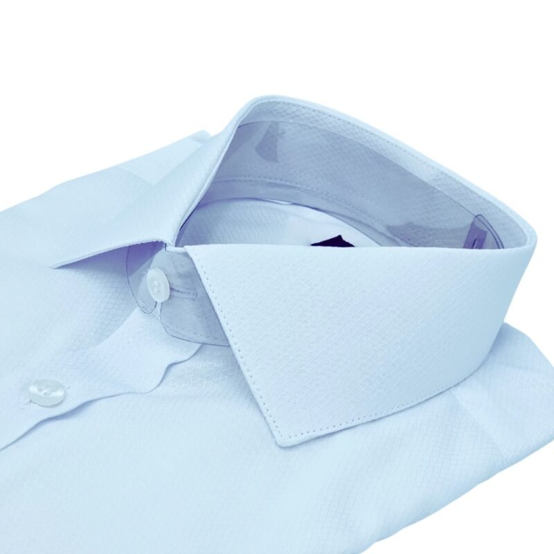 Colarinho italiano estruturado em camisa branca com textura maquinetada