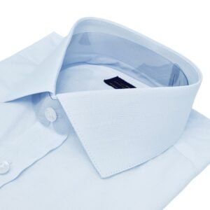 Colarinho italiano em camisa branca com padrão listrado discreto