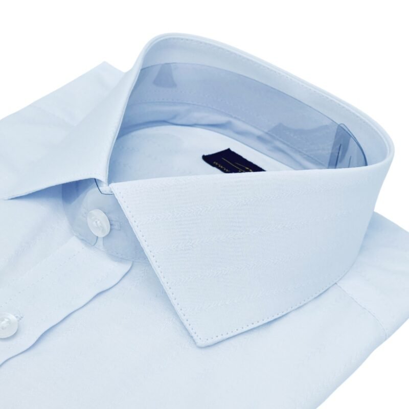 Colarinho italiano em camisa branca com padrão listrado discreto