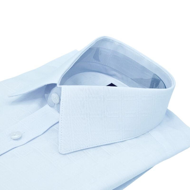 Colarinho francês em camisa branca com padrão quadriculado discreto