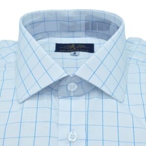 Detalhe do colarinho italiano em camisa branca quadriculada azul