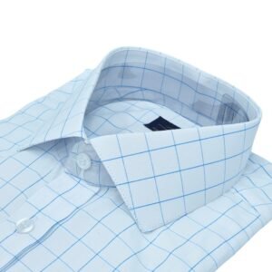 Colarinho italiano em camisa branca com estampa quadriculada azul