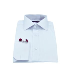 Camisa branca social dobrada com detalhe elegante no punho