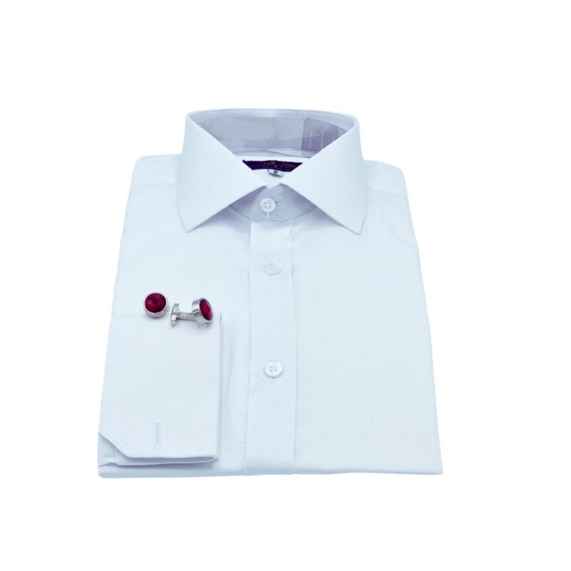 Camisa branca social dobrada com detalhe elegante no punho