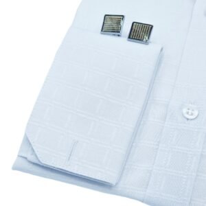 Punho francês em camisa branca quadriculada com acabamento refinado