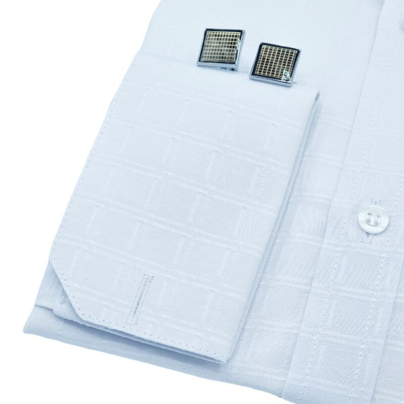 Punho francês em camisa branca quadriculada com acabamento refinado