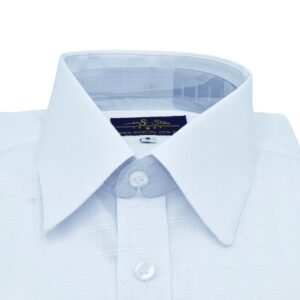 Detalhe do colarinho francês em camisa branca quadriculada discreta