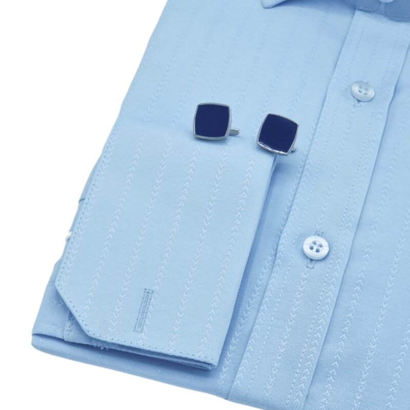 Colarinho italiano em camisa azul clara com listra discreta maquinetada