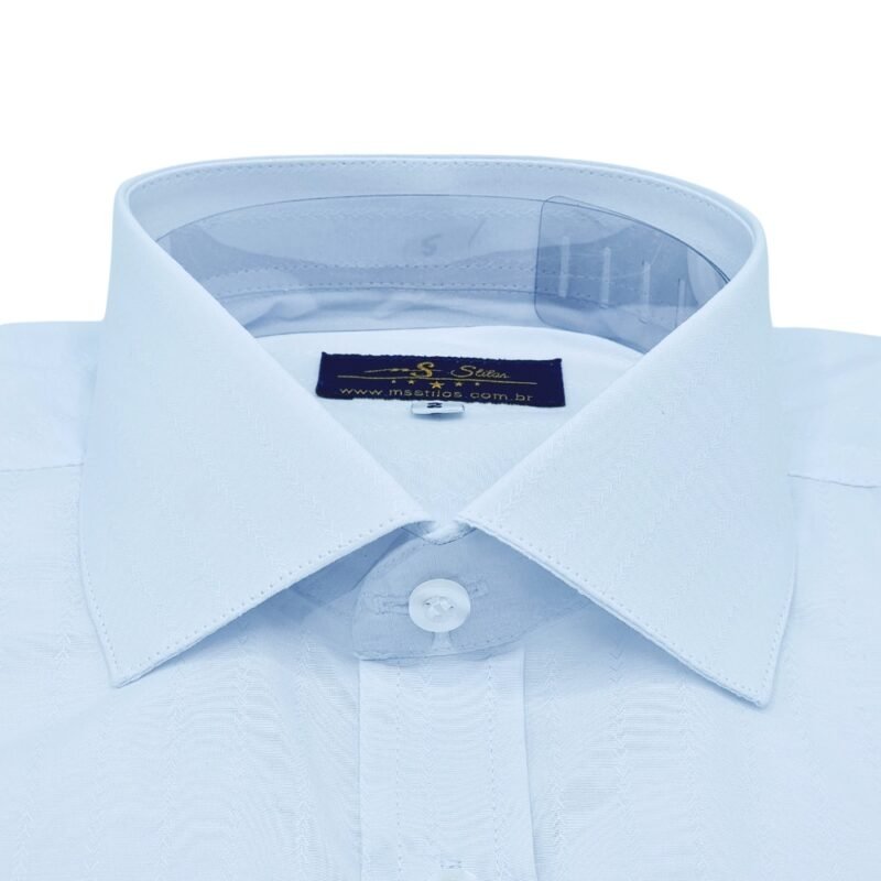 Detalhe do colarinho italiano em camisa branca com listra discreta