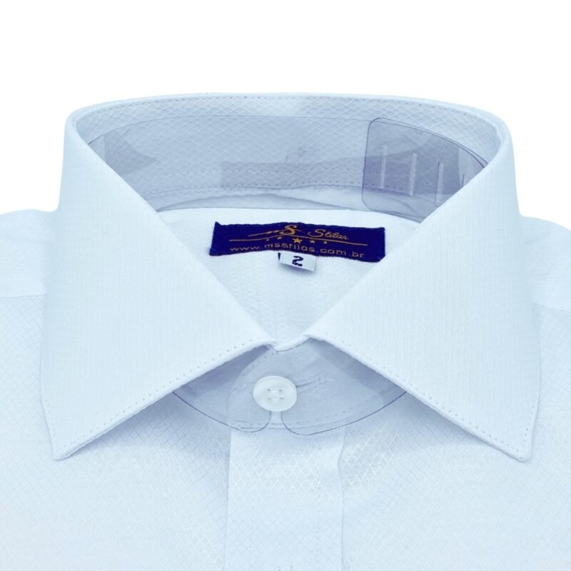 Detalhe do colarinho italiano em camisa branca com textura maquinetada discreta