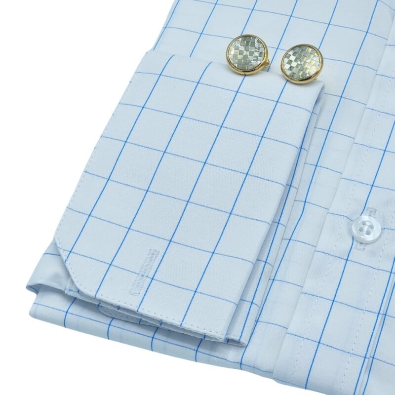Punho de camisa branca italiana com padrão quadriculado azul