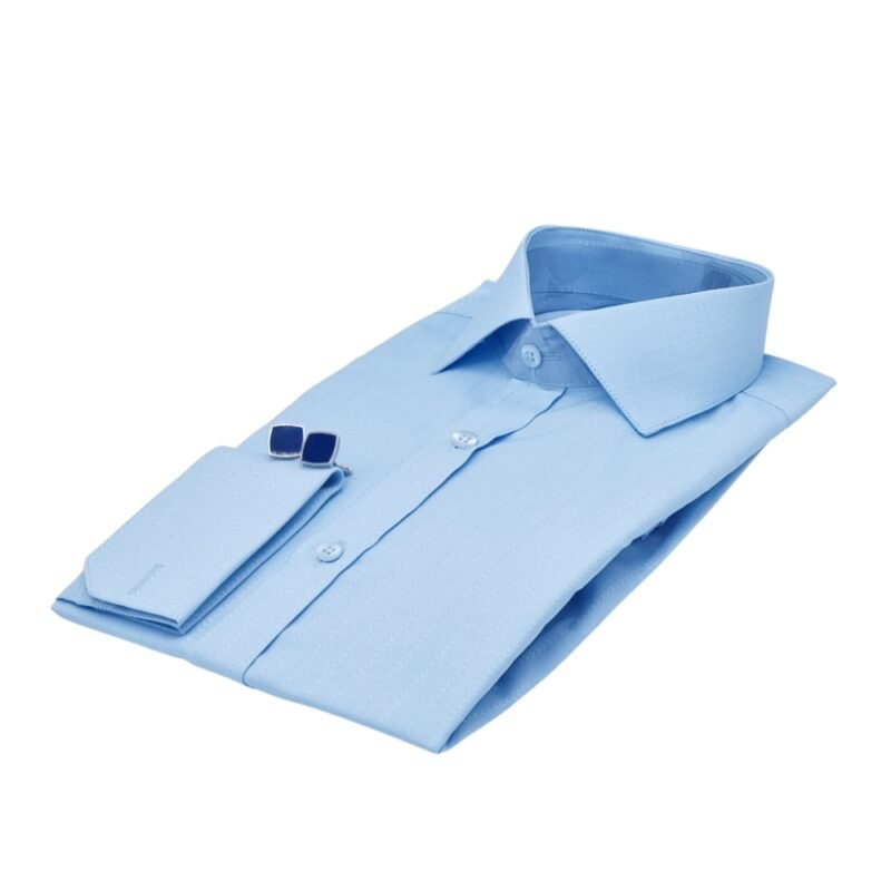 Camisa italiana azul clara com listra discreta vista em ângulo lateral