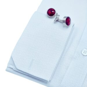 Punho de camisa social branca com tecido maquinetado discreto