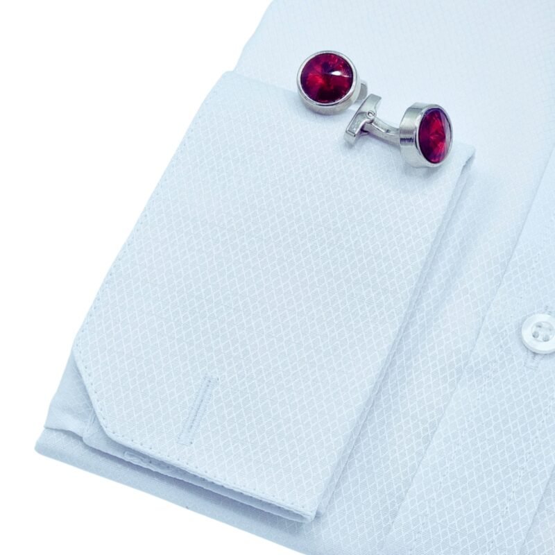 Punho de camisa social branca com tecido maquinetado discreto