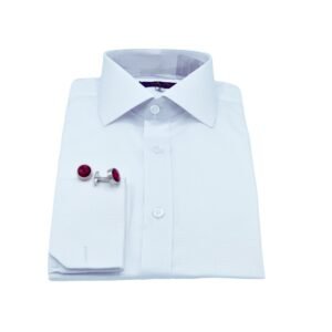 Camisa social masculina branca com colarinho italiano e tecido maquinetado discreto