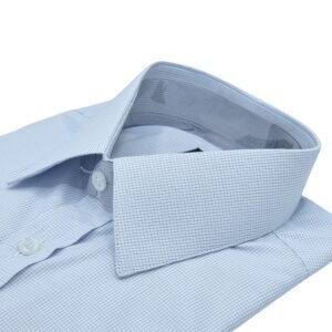 Detalhe lateral gola camisa social azul clarinho quadriculada
