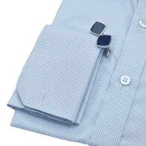 Detalhe punho camisa azul clarinho com micro estampa quadriculada sofisticada