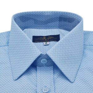 Detalhe gola camisa azul claro maquinetada francesa