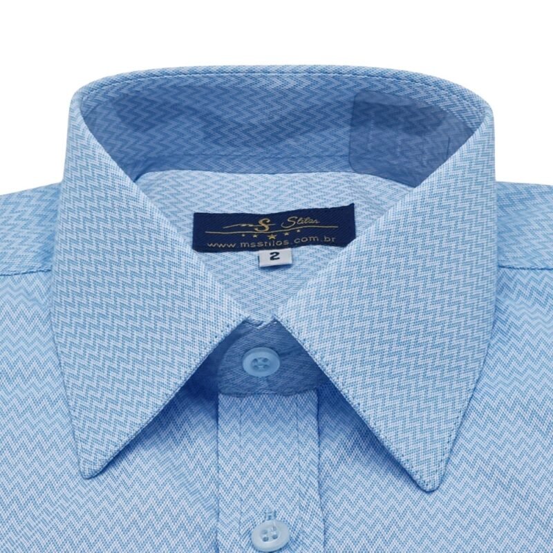 Detalhe gola camisa azul claro maquinetada francesa