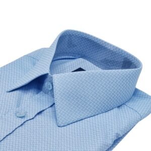 Detalhe lateral gola camisa social azul claro maquinetada