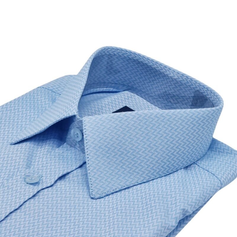 Detalhe lateral gola camisa social azul claro maquinetada