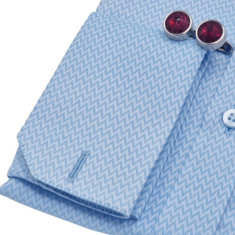 Detalhe punho francês camisa azul claro tecido maquinetado