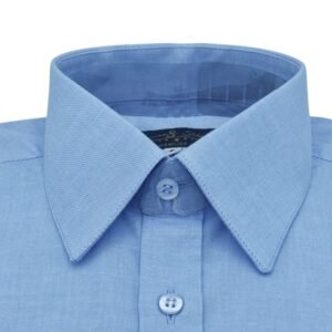 Detalhe frontal gola camisa francesa azul lisa algodão