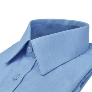 Detalhe lateral gola camisa azul lisa francesa algodão