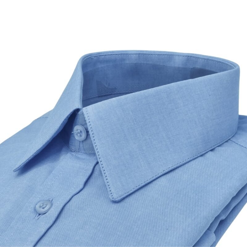Detalhe lateral gola camisa azul lisa francesa algodão