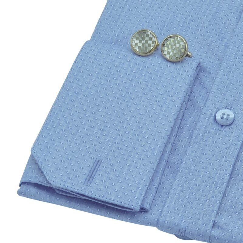 Detalhe punho duplo camisa azul poá francesa com abotoaduras